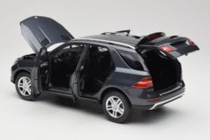 Mercedes M-Class W164 Grey Metallic Minichamps 1:18 100030100 Metal - imagem 5 de 8