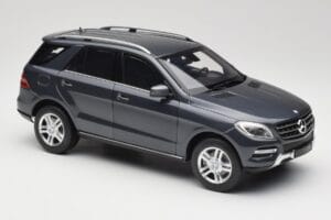 Mercedes M-Class W164 Grey Metallic Minichamps 1:18 100030100 Metal - imagem 6 de 8