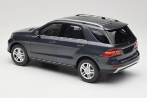 Mercedes M-Class W164 Grey Metallic Minichamps 1:18 100030100 Metal - imagem 7 de 8