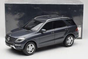 Mercedes M-Class W164 Grey Metallic Minichamps 1:18 100030100 Metal - imagem 8 de 8