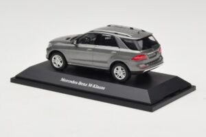 Mercedes M-Class W166 Palladium Silver Metallic Minichamps 1:43 B66960061 Metal - imagem 3 de 4