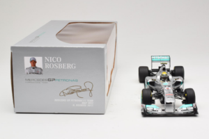 Mercedes MGP W02 #8 N. Rosberg Mercedes GP 2011 Minichamps 1:18 110110008 Metal - imagem 6 de 7