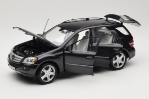 Mercedes ML W164 Obsidian Black Edição Concessionário Minichamps 1:18 B66962321 Metal - imagem 2 de 8