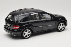 Mercedes ML W164 Obsidian Black Edição Concessionário Minichamps 1:18 B66962321 Metal - imagem 3 de 8