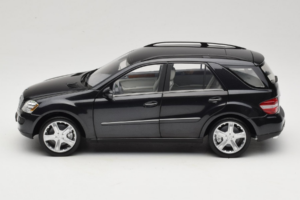 Mercedes ML W164 Obsidian Black Edição Concessionário Minichamps 1:18 B66962321 Metal - imagem 4 de 8