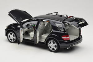 Mercedes ML W164 Obsidian Black Edição Concessionário Minichamps 1:18 B66962321 Metal - imagem 5 de 8