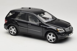 Mercedes ML W164 Obsidian Black Edição Concessionário Minichamps 1:18 B66962321 Metal - imagem 6 de 8