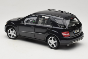 Mercedes ML W164 Obsidian Black Edição Concessionário Minichamps 1:18 B66962321 Metal - imagem 7 de 8