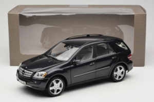Mercedes ML W164 Obsidian Black Edição Concessionário Minichamps 1:18 B66962321 Metal - imagem 8 de 8