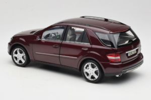 Mercedes ML W164 Red Metallic Minichamps 1:18 150034500 Metal - imagem 7 de 8