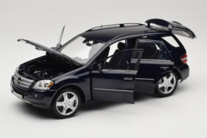 Mercedes ML W164 Tanzanite Blue Edição Concessionário Minichamps 1:18 B66962322 Metal - imagem 2 de 8