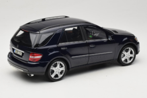 Mercedes ML W164 Tanzanite Blue Edição Concessionário Minichamps 1:18 B66962322 Metal - imagem 3 de 8