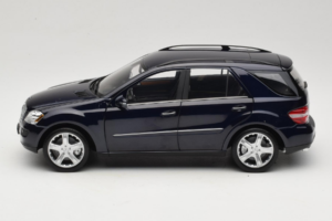 Mercedes ML W164 Tanzanite Blue Edição Concessionário Minichamps 1:18 B66962322 Metal - imagem 4 de 8