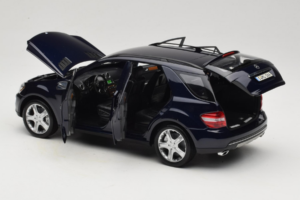 Mercedes ML W164 Tanzanite Blue Edição Concessionário Minichamps 1:18 B66962322 Metal - imagem 5 de 8