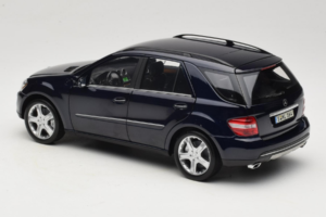 Mercedes ML W164 Tanzanite Blue Edição Concessionário Minichamps 1:18 B66962322 Metal - imagem 7 de 8
