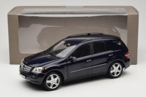 Mercedes ML W164 Tanzanite Blue Edição Concessionário Minichamps 1:18 B66962322 Metal - imagem 8 de 8