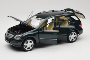 Mercedes ML W164 Green Metallic Minichamps 1:18 150034502 Metal - imagem 2 de 8