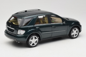 Mercedes ML W164 Green Metallic Minichamps 1:18 150034502 Metal - imagem 3 de 8