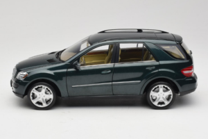 Mercedes ML W164 Green Metallic Minichamps 1:18 150034502 Metal - imagem 4 de 8