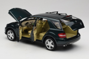Mercedes ML W164 Green Metallic Minichamps 1:18 150034502 Metal - imagem 5 de 8