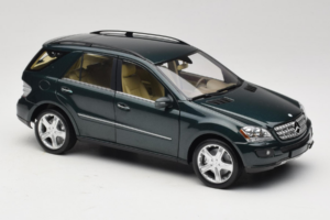 Mercedes ML W164 Green Metallic Minichamps 1:18 150034502 Metal - imagem 6 de 8