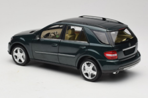 Mercedes ML W164 Green Metallic Minichamps 1:18 150034502 Metal - imagem 7 de 8