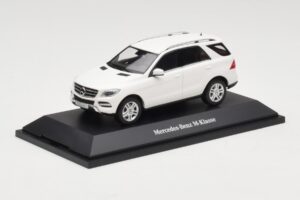 Mercedes ML W166 Calcit White Minichamps 1:43 B66960062 Metal - imagem 2 de 4