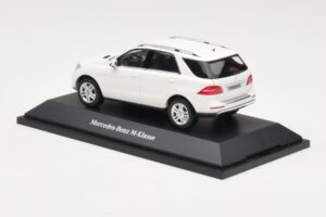 Mercedes ML W166 Calcit White Minichamps 1:43 B66960062 Metal - imagem 3 de 4