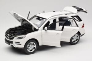 Mercedes ML W166 Branco Minichamps 1:18 100030101 Metal - imagem 2 de 8