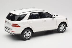 Mercedes ML W166 Branco Minichamps 1:18 100030101 Metal - imagem 3 de 8