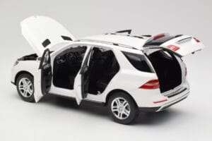 Mercedes ML W166 Branco Minichamps 1:18 100030101 Metal - imagem 5 de 8