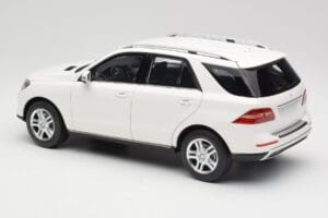 Mercedes ML W166 Branco Minichamps 1:18 100030101 Metal - imagem 7 de 8