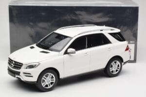 Mercedes ML W166 Branco Minichamps 1:18 100030101 Metal - imagem 8 de 8