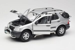 Mercedes ML320 W163 Prateado Maisto 1:18 50319 Metal - imagem 2 de 8