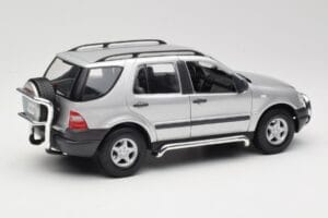 Mercedes ML320 W163 Prateado Maisto 1:18 50319 Metal - imagem 3 de 8