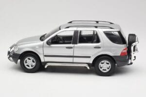 Mercedes ML320 W163 Prateado Maisto 1:18 50319 Metal - imagem 4 de 8