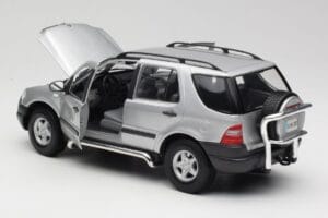 Mercedes ML320 W163 Prateado Maisto 1:18 50319 Metal - imagem 5 de 8