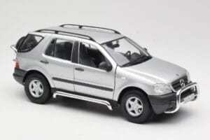 Mercedes ML320 W163 Prateado Maisto 1:18 50319 Metal - imagem 6 de 8