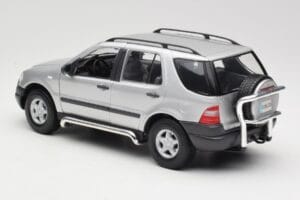 Mercedes ML320 W163 Prateado Maisto 1:18 50319 Metal - imagem 7 de 8