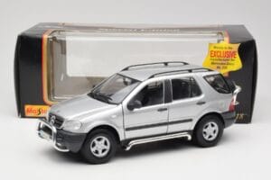 Mercedes ML320 W163 Prateado Maisto 1:18 50319 Metal - imagem 8 de 8