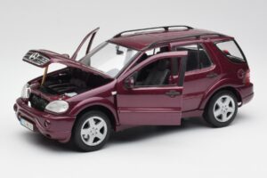 Mercedes ML55 AMG W163 Roxo Maisto 1:18 31876 Metal - imagem 2 de 8