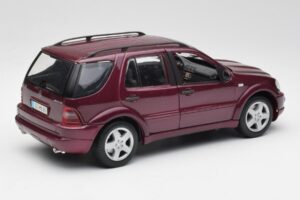 Mercedes ML55 AMG W163 Roxo Maisto 1:18 31876 Metal - imagem 3 de 8