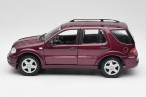 Mercedes ML55 AMG W163 Roxo Maisto 1:18 31876 Metal - imagem 4 de 8