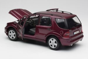 Mercedes ML55 AMG W163 Roxo Maisto 1:18 31876 Metal - imagem 5 de 8