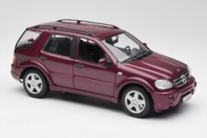Mercedes ML55 AMG W163 Roxo Maisto 1:18 31876 Metal - imagem 6 de 8