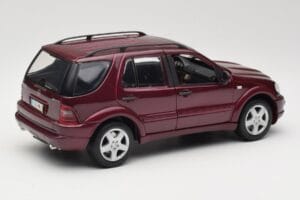 Mercedes ML55 AMG W163 Vermelho Maisto 1:18 50348 Metal - imagem 3 de 8