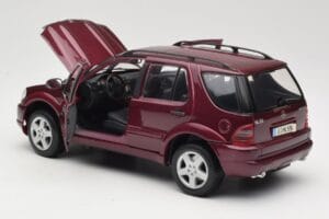 Mercedes ML55 AMG W163 Vermelho Maisto 1:18 50348 Metal - imagem 5 de 8