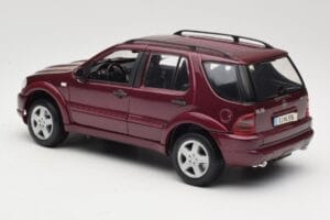 Mercedes ML55 AMG W163 Vermelho Maisto 1:18 50348 Metal - imagem 7 de 8