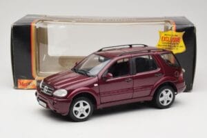 Mercedes ML55 AMG W163 Vermelho Maisto 1:18 50348 Metal - imagem 8 de 8