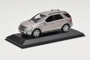 Mercedes ML63 AMG W164 Cinzento Metálico Minichamps 1:43 400034570 Metal - imagem 2 de 4